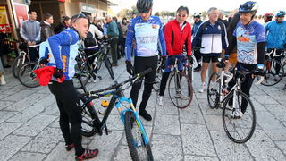 Zadar, 291212.
Bozicna biciklijada na relaciji Zadar – Vir, koja je bila najavljena za srijedu 26. prosinca te odgodjena uslijed kisnog vremena, krenula je jutros s Branimirove obale u 10 sati.
Na slici detalj sa biciklijade.
Foto: Jure Miskovic / CROPIX Zadar, 291212.
Bozicna biciklijada na relaciji Zadar – Vir, koja je bila najavljena za srijedu 26. prosinca te odgodjena uslijed kisnog vremena, krenula je jutros s Branimirove obale u 10 sati.
Na slici detalj sa biciklijade.
Foto: Jure Miskovic / CROPIX