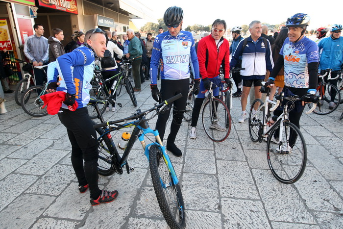 Zadar, 291212.
Bozicna biciklijada na relaciji Zadar – Vir, koja je bila najavljena za srijedu 26. prosinca te odgodjena uslijed kisnog vremena, krenula je jutros s Branimirove obale u 10 sati.
Na slici detalj sa biciklijade.
Foto: Jure Miskovic / CROPIX Zadar, 291212.
Bozicna biciklijada na relaciji Zadar – Vir, koja je bila najavljena za srijedu 26. prosinca te odgodjena uslijed kisnog vremena, krenula je jutros s Branimirove obale u 10 sati.
Na slici detalj sa biciklijade.
Foto: Jure Miskovic / CROPIX