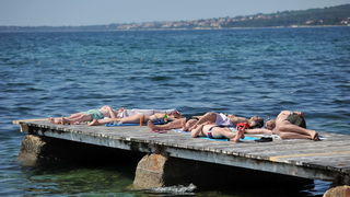 Zadar, 090513
Ljetna atmosfera na plazi na Boriku. Visoke temperature zraka (25) i mora(19) privukle su brojne kupace.
Na fotografiji: kupaci na Boriku.
Foto: Luka Gerlanc / CROPIX