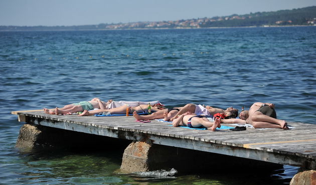 Zadar, 090513
Ljetna atmosfera na plazi na Boriku. Visoke temperature zraka (25) i mora(19) privukle su brojne kupace.
Na fotografiji: kupaci na Boriku.
Foto: Luka Gerlanc / CROPIX