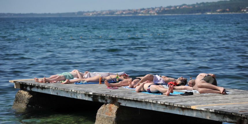 Zadar, 090513
Ljetna atmosfera na plazi na Boriku. Visoke temperature zraka (25) i mora(19) privukle su brojne kupace.
Na fotografiji: kupaci na Boriku.
Foto: Luka Gerlanc / CROPIX