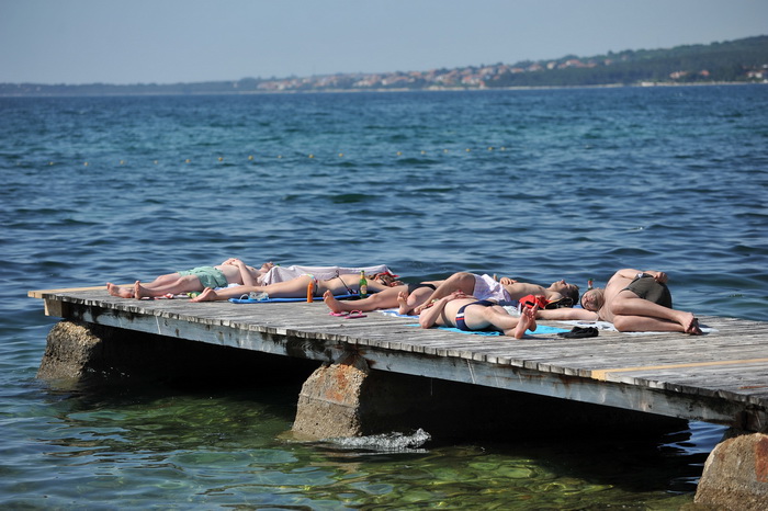 Zadar, 090513
Ljetna atmosfera na plazi na Boriku. Visoke temperature zraka (25) i mora(19) privukle su brojne kupace.
Na fotografiji: kupaci na Boriku.
Foto: Luka Gerlanc / CROPIX