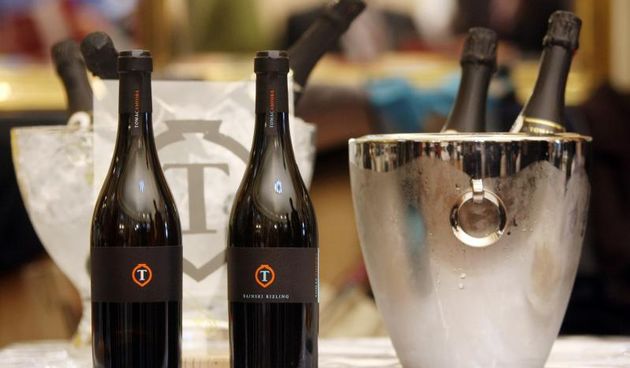 01.12.2012., Zagreb – Hotel Regent Esplanade, 7. Zagreb VINOcom medjunarodni sajam vina. Pjenusac, vino i ocat od sorte zuti plavec, slovenske vinarije Istenic. Photo: Robert Anic/PIXSELL Autor  Robert Anic/PIXSELL KLJUČNE RIJEČI  festival, vino, vino,