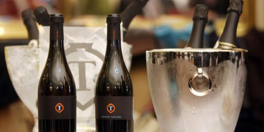 01.12.2012., Zagreb – Hotel Regent Esplanade, 7. Zagreb VINOcom medjunarodni sajam vina. Pjenusac, vino i ocat od sorte zuti plavec, slovenske vinarije Istenic. Photo: Robert Anic/PIXSELL Autor Robert Anic/PIXSELL KLJUČNE RIJEČI festival, vino, vino, 01.12.2012., Zagreb – Hotel Regent Esplanade, 7. Zagreb VINOcom medjunarodni sajam vina. Pjenusac, vino i ocat od sorte zuti plavec, slovenske vinarije Istenic. Photo: Robert Anic/PIXSELL Autor Robert Anic/PIXSELL KLJUČNE RIJEČI festival, vino, vino,