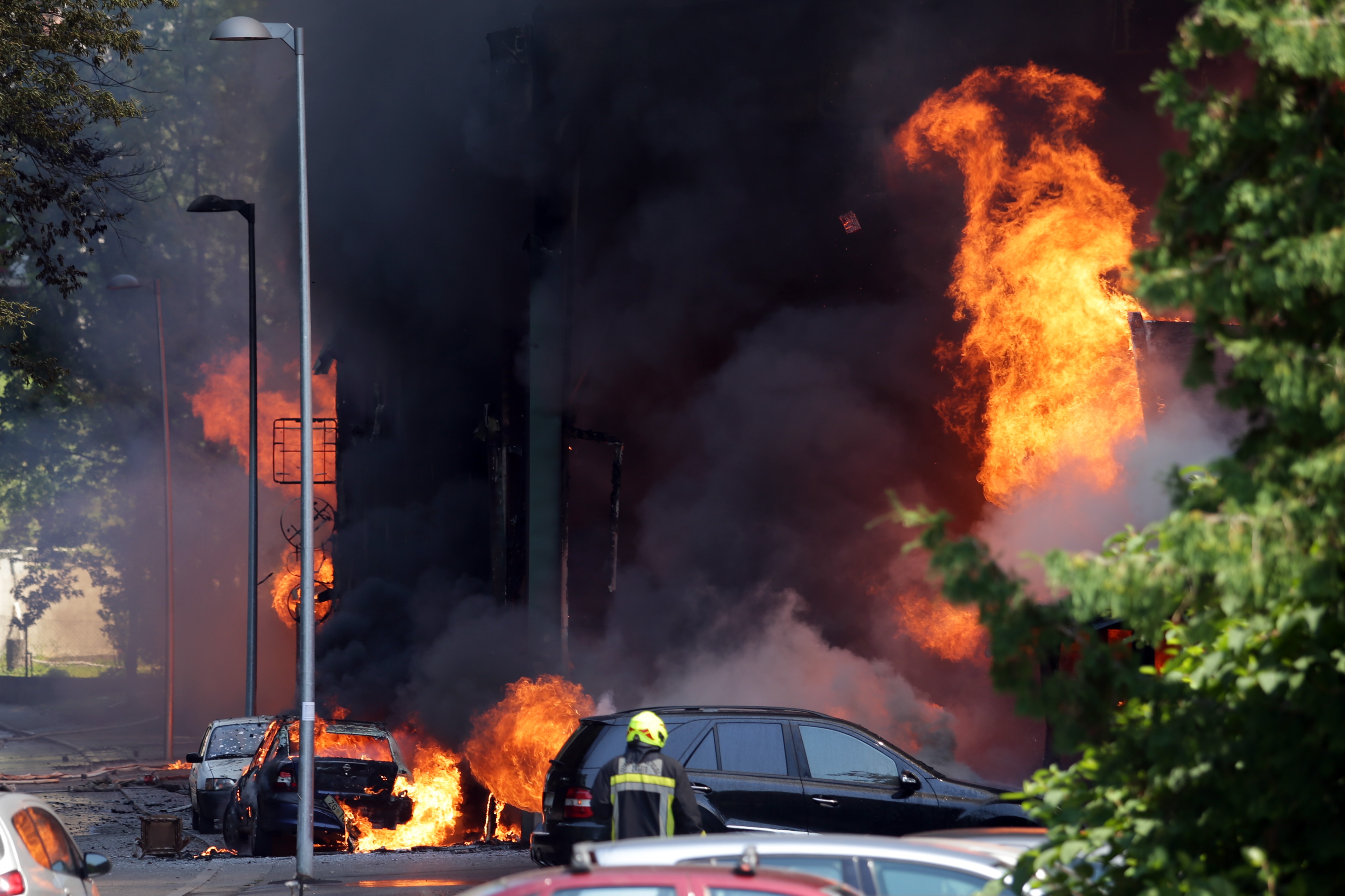 Požar na ŠRC Jelenovac, grad prekriven dimom, zaustavljeni autobusi…