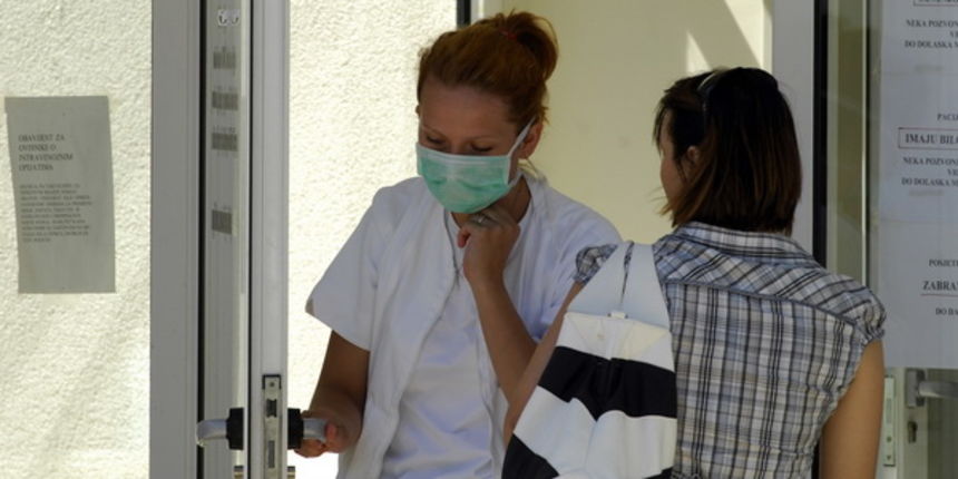 Sibenik, 190709.
Opca Bolnica Sibenik, zarazni odjel.
Zbog sumnje na svinjsku gripu svi na odjelu nose zastitne maske, a maturanti dolaze na pregled.
Na slici: dolazak na pregled osoba koje sumnjaju na gripu.
Foto: Niksa Stipanicev / CROPIX Sibenik, 190709.
Opca Bolnica Sibenik, zarazni odjel.
Zbog sumnje na svinjsku gripu svi na odjelu nose zastitne maske, a maturanti dolaze na pregled.
Na slici: dolazak na pregled osoba koje sumnjaju na gripu.
Foto: Niksa Stipanicev / CROPIX
