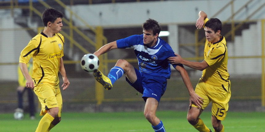 Zapresic, 151010.
Stadion NK Inter, 1. HNL, 11. kolo, seniori, susret NK Inter i NK Zadar.
Na slici: Stjepan Babic 12, Ivan Santini 19, Ivan Herceg 15.
Foto: Damir Krajac / CROPIX Zapresic, 151010.
Stadion NK Inter, 1. HNL, 11. kolo, seniori, susret NK Inter i NK Zadar.
Na slici: Stjepan Babic 12, Ivan Santini 19, Ivan Herceg 15.
Foto: Damir Krajac / CROPIX