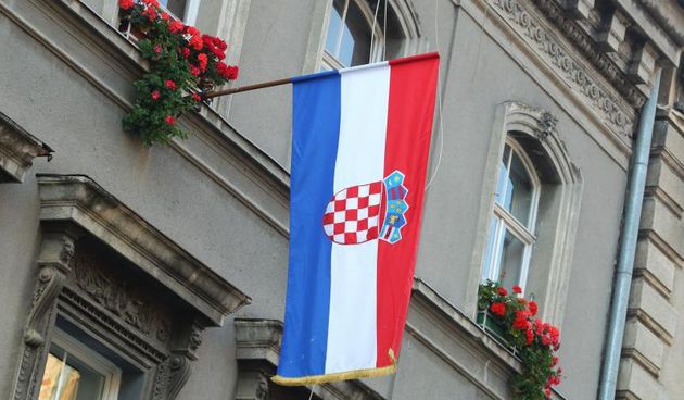 08.10.2013., Zagreb – Povodom 22. godisnjice Dana neovisnosti RH, gradnjani su u uzem sredistu grada izvjesili hrvatsku zastavu. Photo: Zeljko Lukunic/PIXSELL Autor  Zeljko Lukunic/PIXSELL KLJUČNE RIJEČI  hrvatska zastava, Dan neovisnosti, zastava