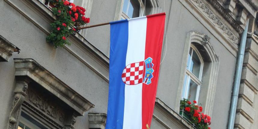 08.10.2013., Zagreb – Povodom 22. godisnjice Dana neovisnosti RH, gradnjani su u uzem sredistu grada izvjesili hrvatsku zastavu. Photo: Zeljko Lukunic/PIXSELL Autor Zeljko Lukunic/PIXSELL KLJUČNE RIJEČI hrvatska zastava, Dan neovisnosti, zastava 08.10.2013., Zagreb – Povodom 22. godisnjice Dana neovisnosti RH, gradnjani su u uzem sredistu grada izvjesili hrvatsku zastavu. Photo: Zeljko Lukunic/PIXSELL Autor Zeljko Lukunic/PIXSELL KLJUČNE RIJEČI hrvatska zastava, Dan neovisnosti, zastava