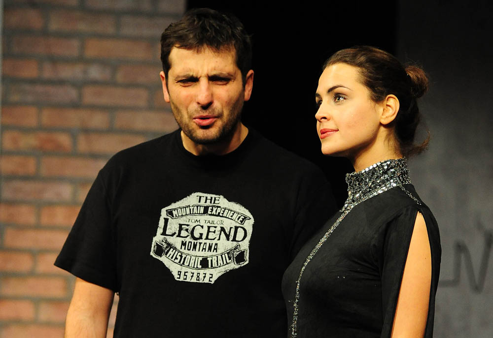 Zadar, 13.12.2012. snimio: Nenad Marčev
komedija
Miro Gavran
LUTKA,
redatelj: Mladena Gavran
igraju: Robert Kurbaša i Doris Pinčić
TEATAR GAVRAN
dramska pretplata
Velika dvorana HNK Zadar Zadar, 13.12.2012. snimio: Nenad Marčev
komedija
Miro Gavran
LUTKA,
redatelj: Mladena Gavran
igraju: Robert Kurbaša i Doris Pinčić
TEATAR GAVRAN
dramska pretplata
Velika dvorana HNK Zadar