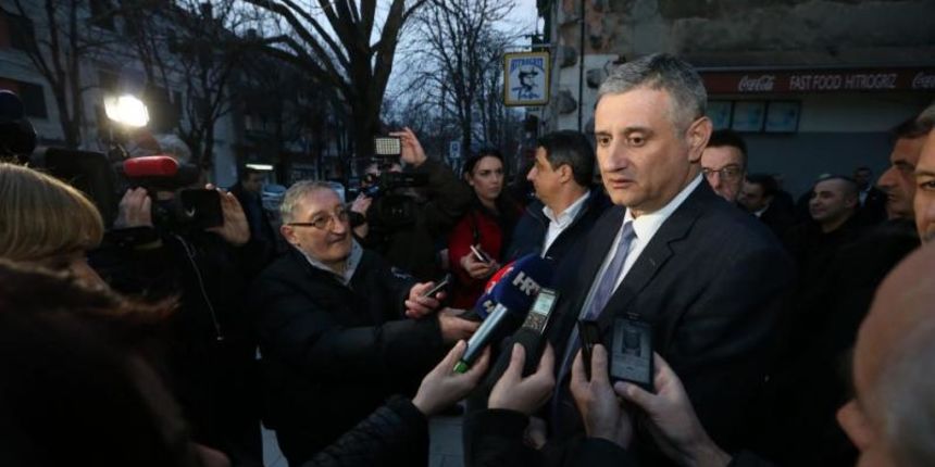 Predsjednik HDZ-a Tomislav Karamarko prisustvovao je svecanosti odrzanoj povodom obiljezavanja 26. godisnjice osnutka imotskog ogranka stranke koja je odrzana u gradskom kinu. Tomislav karamarko, Ante Sanader Photo:Ivo Cagalj/PIXSELL Predsjednik HDZ-a Tomislav Karamarko prisustvovao je svecanosti odrzanoj povodom obiljezavanja 26. godisnjice osnutka imotskog ogranka stranke koja je odrzana u gradskom kinu. Tomislav karamarko, Ante Sanader Photo:Ivo Cagalj/PIXSELL