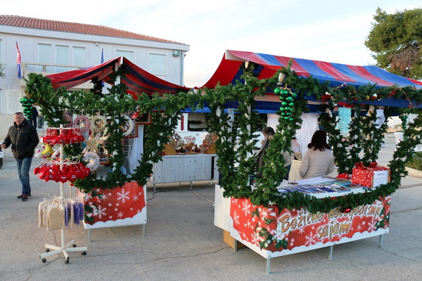 Paljenjem prve adventske svijeće i prigodnim zabavnim programom započela manifestacija Advent na otoku Viru