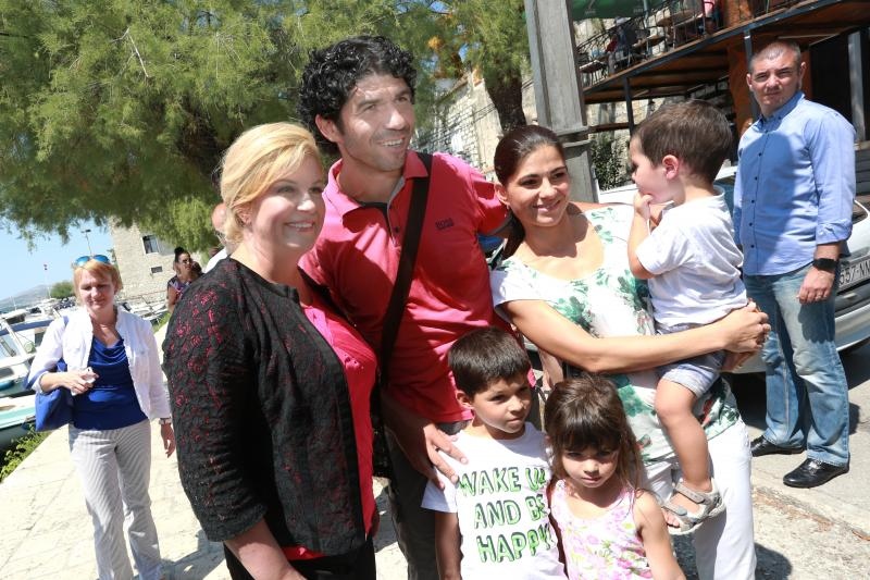 Kaštel Lukšić: Kolinda Grabar-Kitarović obišla Muzej grada Kaštela u dvorcu Vitturi Kaštel Lukšić: Kolinda Grabar-Kitarović obišla Muzej grada Kaštela u dvorcu Vitturi