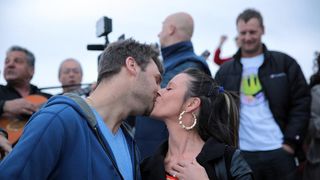 04.04.2014., Zadar – Australac Jason Grdovich zaprosio je svoju djevojku na Morskim Orguljama nakon devet godina veze, a cinu su svjedocili popularni pjevac Mladen Grdovic, gradonacelnik Bozidar Kalmeta, predsjednik zadarske TZ Zvonko Supe te mnogi medi