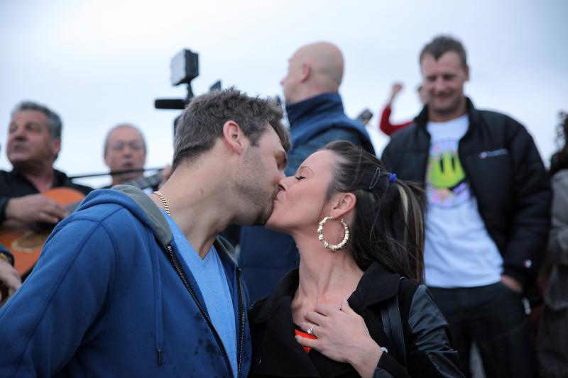 04.04.2014., Zadar – Australac Jason Grdovich zaprosio je svoju djevojku na Morskim Orguljama nakon devet godina veze, a cinu su svjedocili popularni pjevac Mladen Grdovic, gradonacelnik Bozidar Kalmeta, predsjednik zadarske TZ Zvonko Supe te mnogi medi