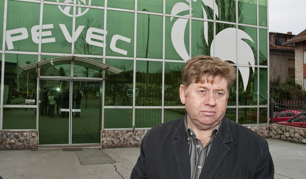 O aktualnoj situaciji i mogucim nacinima isplate place s radnicima su danas popricali vlasnici Peveca, Visnja i Zdravko Pevec. Na slici: Zdravko Pevec pored uprave tvrtke Pevec. Foto: Leon Hribljan / Bjelovarski list / CROPIX