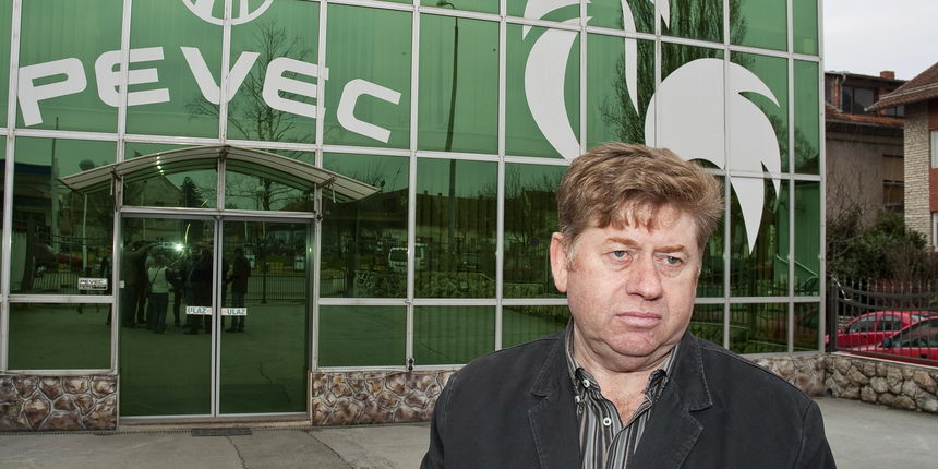 O aktualnoj situaciji i mogucim nacinima isplate place s radnicima su danas popricali vlasnici Peveca, Visnja i Zdravko Pevec. Na slici: Zdravko Pevec pored uprave tvrtke Pevec. Foto: Leon Hribljan / Bjelovarski list / CROPIX