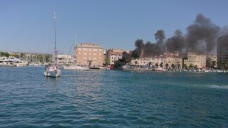 Oko 14 sati na benzinskoj stanici na Branimirovoj obali izbio je požar na gliseru. Požar su ugasili vatrogasci, a gliser je u potpunosti uništen. Foto: Luka Papić