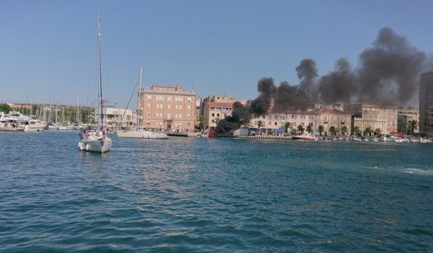 Oko 14 sati na benzinskoj stanici na Branimirovoj obali izbio je požar na gliseru. Požar su ugasili vatrogasci, a gliser je u potpunosti uništen. Foto: Luka Papić