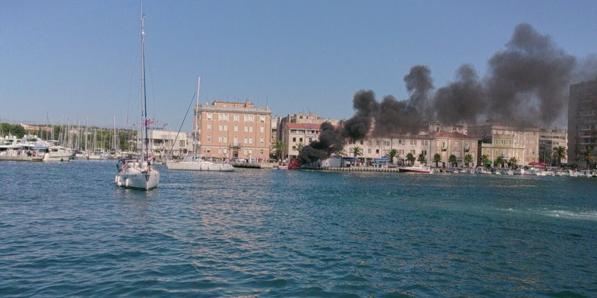 Oko 14 sati na benzinskoj stanici na Branimirovoj obali izbio je požar na gliseru. Požar su ugasili vatrogasci, a gliser je u potpunosti uništen. Foto: Luka Papić Oko 14 sati na benzinskoj stanici na Branimirovoj obali izbio je požar na gliseru. Požar su ugasili vatrogasci, a gliser je u potpunosti uništen. Foto: Luka Papić