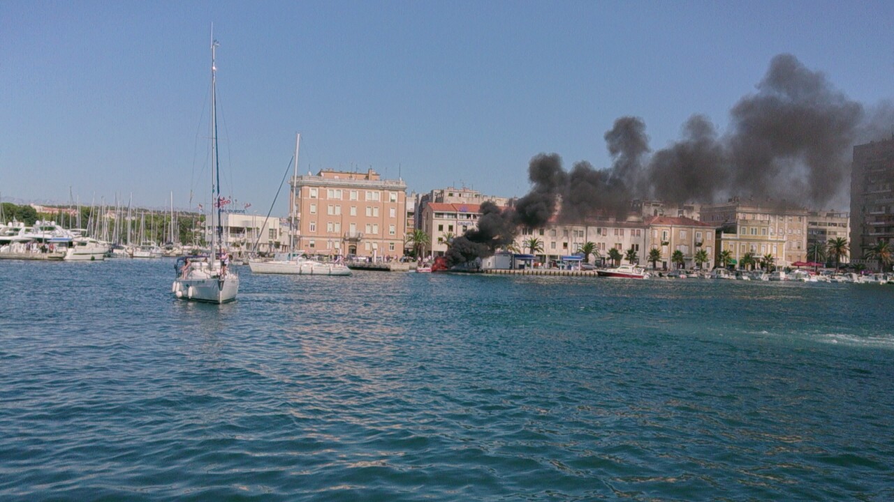 Oko 14 sati na benzinskoj stanici na Branimirovoj obali izbio je požar na gliseru. Požar su ugasili vatrogasci, a gliser je u potpunosti uništen. Foto: Luka Papić