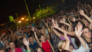 Mještani Bibinja sinoć su uživali u vrhunskom koncertu grupe Colonija na sportskom centru Crljenica Mještani Bibinja sinoć su uživali u vrhunskom koncertu grupe Colonija na sportskom centru Crljenica