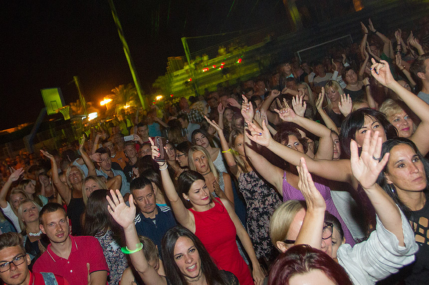 Mještani Bibinja sinoć su uživali u vrhunskom koncertu grupe Colonija na sportskom centru Crljenica Mještani Bibinja sinoć su uživali u vrhunskom koncertu grupe Colonija na sportskom centru Crljenica