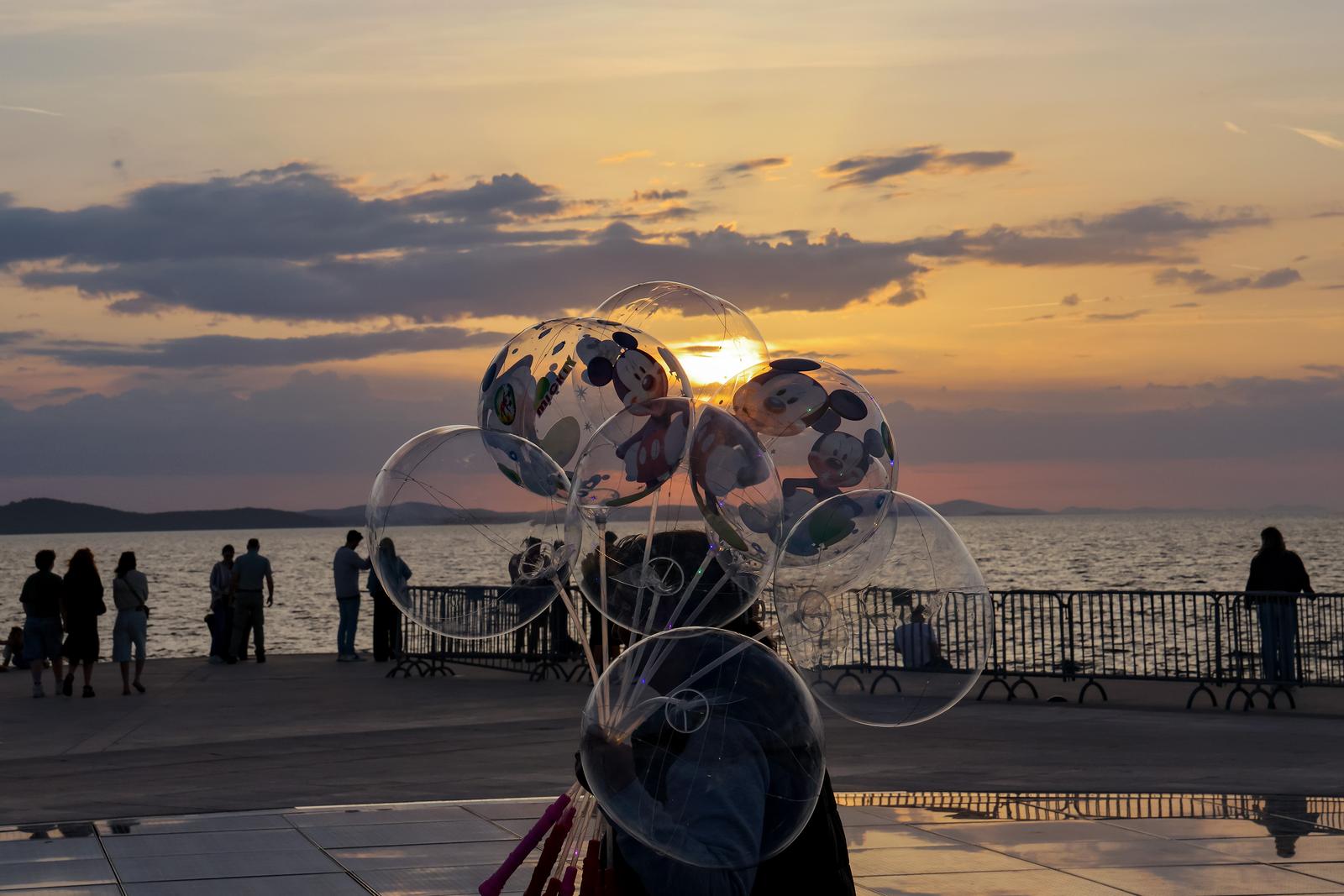 Zadar: Turisti uživaju u zalasku sunca