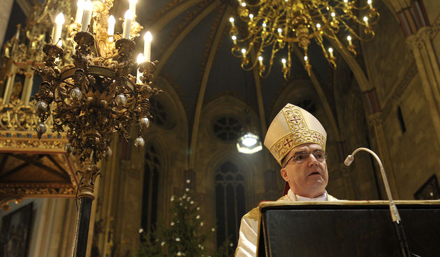 Nadbiskup kardinal Josip Bozanic odrzao je svecanu misu polnocku u prepunoj zagrebackoj katedrali. Foto: Marko Miscevic / CROPIX