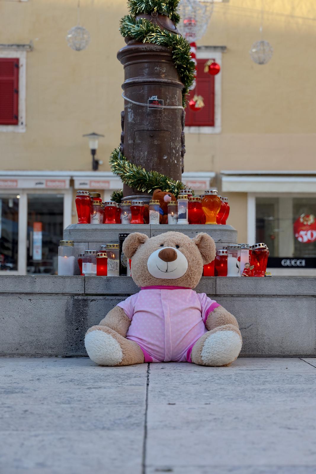 Zadrani zapalili svijeće za dječaka stradalog u zagrebačkoj osnovnoj školi