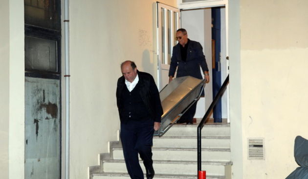 Split, 081109. U spliskoj Gundulicevoj ulici noca se dogodilo ubojstvo. Policija josnije izasla sa podrobnijim podacima. Na fotografiji zgrada u kojoj se dogodilo ubojstvo. Na fotografiji iznosenje zrtve. Foto: Mario Todoric / CROPIX