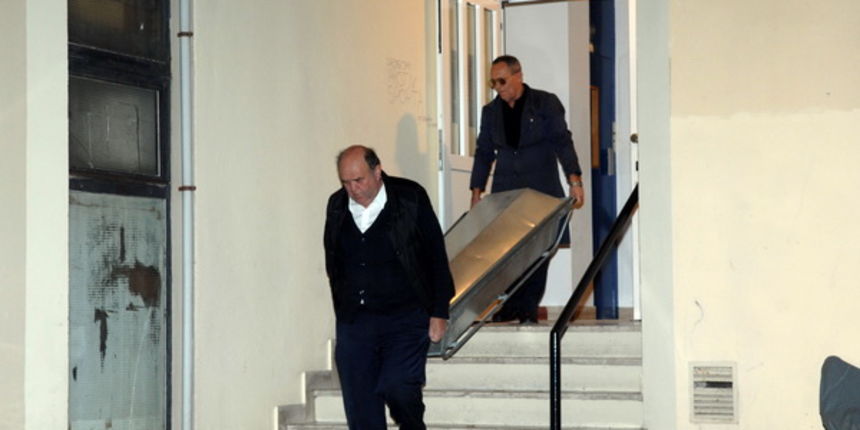 Split, 081109. U spliskoj Gundulicevoj ulici noca se dogodilo ubojstvo. Policija josnije izasla sa podrobnijim podacima. Na fotografiji zgrada u kojoj se dogodilo ubojstvo. Na fotografiji iznosenje zrtve. Foto: Mario Todoric / CROPIX