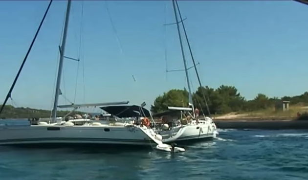 Katamaran i jedrilica u razmaku od sata zapeli jarbolima za most Mali Ždrelac