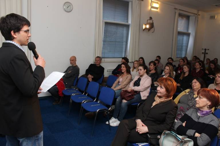 Nekoliko fotografija s književne večeri s Damirom Karakašem. Danas je poznat i priznat hrvatski autor, a nekad je preživljavao na ulicama Pariza svirajući harmoniku…(FOTO: gkzd.hr) Nekoliko fotografija s književne večeri s Damirom Karakašem. Danas je poznat i priznat hrvatski autor, a nekad je preživljavao na ulicama Pariza svirajući harmoniku…(FOTO: gkzd.hr)