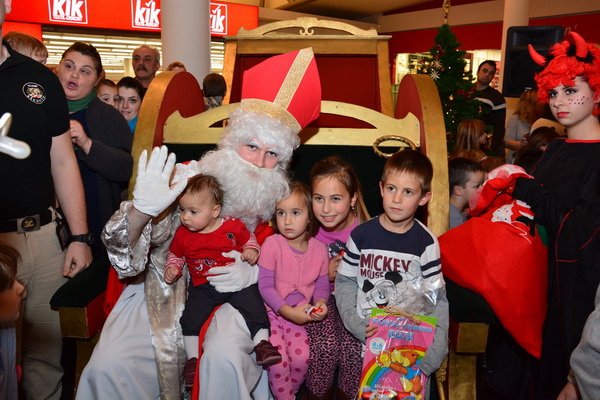 Supernova Zadar: Sveti Nikola i kamion Djeda mraza, Foto: Iva Perinčić Supernova Zadar: Sveti Nikola i kamion Djeda mraza, Foto: Iva Perinčić