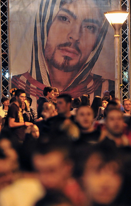 Skopje, 061011.
Fanovi megazvijezde Tose Proeskog i dalje obiljezavaju 5 listopad, dan kada je odrzao svoj posljednji koncert u Skopju.Tim se povodom na trgu ‘Makedonija’ u Skopju odrzala tradicionalna manifestacija ‘Zvjezdano nebo za Tosu’ koja je tra Skopje, 061011.
Fanovi megazvijezde Tose Proeskog i dalje obiljezavaju 5 listopad, dan kada je odrzao svoj posljednji koncert u Skopju.Tim se povodom na trgu ‘Makedonija’ u Skopju odrzala tradicionalna manifestacija ‘Zvjezdano nebo za Tosu’ koja je tra