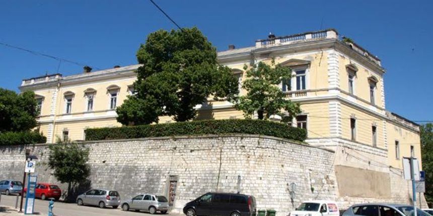 Zgrada Narodnog lista na Bedemima zadarskih pobuna, Foto: Edvard Šprljan Zgrada Narodnog lista na Bedemima zadarskih pobuna, Foto: Edvard Šprljan