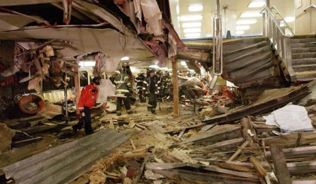 Radnici unutar njujorškog trajekta ispituju nastalu štetu (Foto: AP)