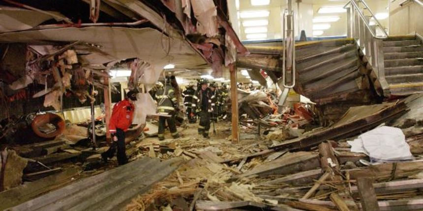 Radnici unutar njujorškog trajekta ispituju nastalu štetu (Foto: AP)