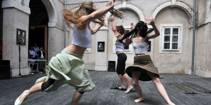 Zadar, 250513.
Povodom medjunarodnog Dana Afrike, danas je u atriju Knezeve palace otvorena izlozba fotografija Nene Lukin.
Na fotografiji: nastup plesnog odjela glazbene skole Blagoje Bersa.
Foto: Luka Gerlanc / CROPIX Zadar, 250513.
Povodom medjunarodnog Dana Afrike, danas je u atriju Knezeve palace otvorena izlozba fotografija Nene Lukin.
Na fotografiji: nastup plesnog odjela glazbene skole Blagoje Bersa.
Foto: Luka Gerlanc / CROPIX