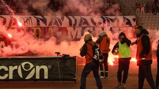 Bakljada i neredi na utakmici Hajduk – Dinamo