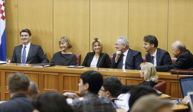 Zagreb, 271112.
Sabor.
Markov trg.
Nastavak redovite sjednice Sabora koja je pocela s raspravom o rebalansu proracuna.
Na slici: Zoran Milanovic, Vesna Pusic, Milanka Opacic, Neven Mimica, Branko Grcic i Slavko Linic.
Foto: Goran Mehkek / CROPIX