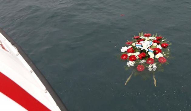 Povodom nadolazeceg blagdana sv. Nikole, zastitnika putnika i mornara, uz molitvu na brodu lucke kapetanije bacen je vijenac u spomen svim mornarima