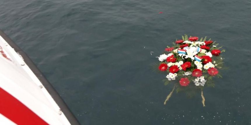 Povodom nadolazeceg blagdana sv. Nikole, zastitnika putnika i mornara, uz molitvu na brodu lucke kapetanije bacen je vijenac u spomen svim mornarima Povodom nadolazeceg blagdana sv. Nikole, zastitnika putnika i mornara, uz molitvu na brodu lucke kapetanije bacen je vijenac u spomen svim mornarima