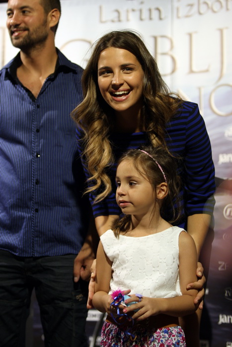 Zadar, 170712. 
Klub Arsenal.
Prikazivanje filma Izgubljeni princ – Larin izbor.
Na projekciji filma posjetitelji su imali priliku druziti se s glumcima iz serijala Larin izbor Doris Pincic i Ivanom Hercegom.
Na fotografiji: Ivan Herceg i Doris Pincic.
Fo