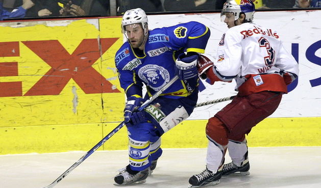Zagreb, 160310. Ledena dvorana Doma sportova, hokej, EBEL liga, polufinale, 4. utakmica, susret ekipa  KHL Medvescak i Red Bull. Na slici:  Jeffrey Heerema 16, Andreas Wiedergut 3. Foto: Nenad Dugi / CROPIX