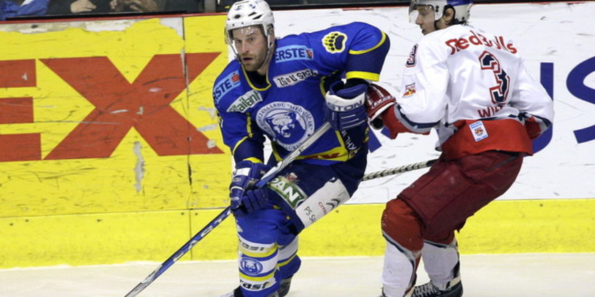 Zagreb, 160310. Ledena dvorana Doma sportova, hokej, EBEL liga, polufinale, 4. utakmica, susret ekipa  KHL Medvescak i Red Bull. Na slici:  Jeffrey Heerema 16, Andreas Wiedergut 3. Foto: Nenad Dugi / CROPIX