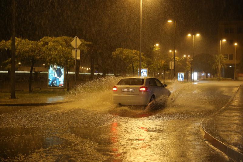 U ranim jutarnjim satima, noćas oko 1.30 satima zadarsko područje pogodilo je nevrijeme s jakim pljuskom praćeno munjama i grmljavinom. Photo: Filip Brala/PIXSELL U ranim jutarnjim satima, noćas oko 1.30 satima zadarsko područje pogodilo je nevrijeme s jakim pljuskom praćeno munjama i grmljavinom. Photo: Filip Brala/PIXSELL