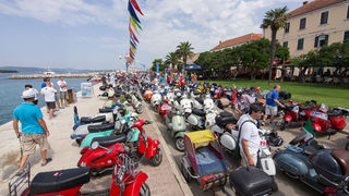 Spektakularni defile vespaša, foto: Vinko Pešić Spektakularni defile vespaša, foto: Vinko Pešić