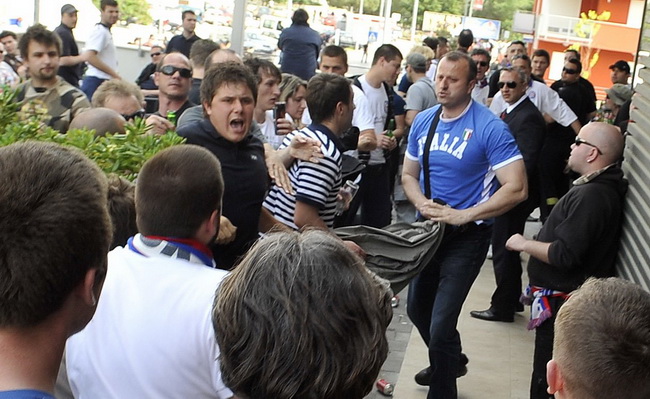 Sibenik, 050510.
Stadion Subicevac, Sibenik.
Druga utakmica finala Hrvatskog nogometnog Kupa.
Sibenik – Hajduk.
pred pocetak utakmice Josko Svagusa predsjednik Hajduka nicim izazvan prosetao je stekatom kafica sto je izazvalo reakciju torcide tako da su S
